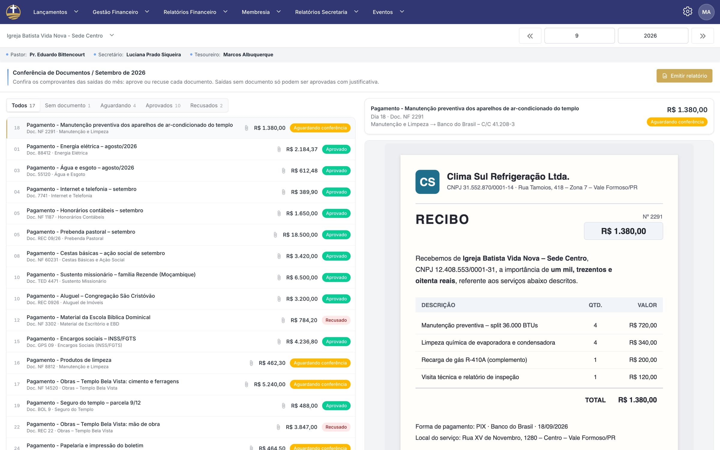 Conferência de comprovantes com recibo aberto ao lado